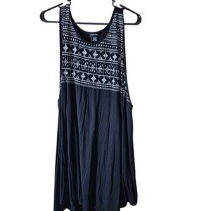 Size 6 Torrid Black and White Geometric Tank Top